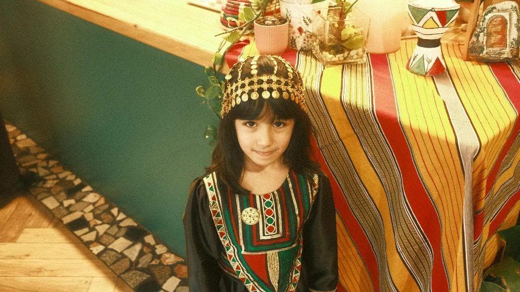 قطعة كيكة العسل اللذيذة والهشة في مقهى سذاب