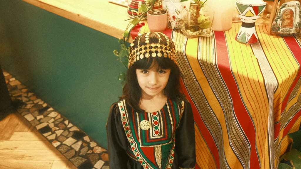 قطعة كيكة العسل اللذيذة والهشة في مقهى سذاب